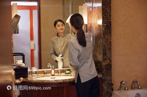 酒店保潔員客房洗漱區域整理清潔與餐飲管理